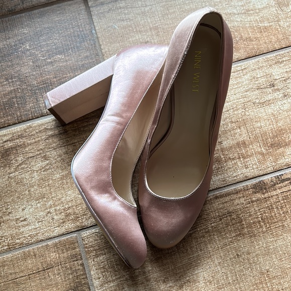 Nine West💕Size 10💕Pale Pink Pumps - Picture 3 of 16